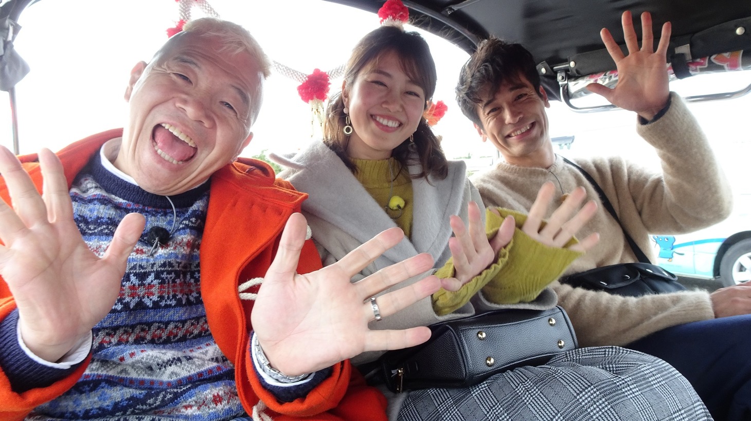左からキャイ～ン・ウド鈴木、稲村亜美、佐藤隆太。(c)メ～テレ