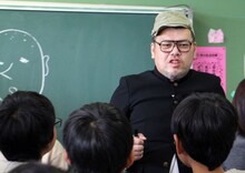 「出張！いきなり先生～熱血芸能人VS.小学5年生 45分間の授業記録～」に出演する、野性爆弾くっきー！。(c)BS朝日
