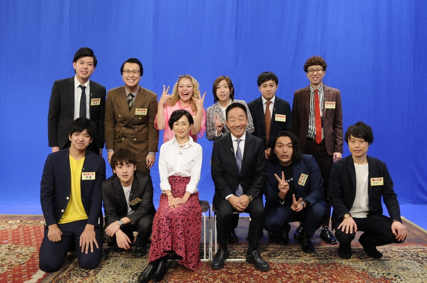 「漫才のDENDO」に出演する（前列左から）からし蓮根、加藤明子アナ、中田カウス、見取り図、（後列左から）エンペラー、エルフ、ドーナツ・ピーナツ。(c)ABCテレビ