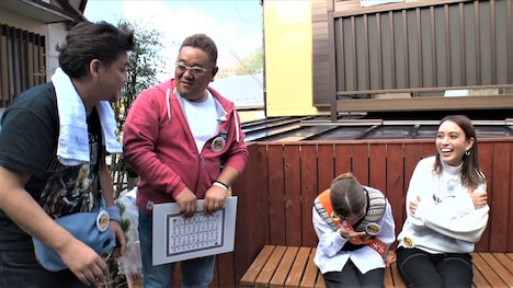 「秘境路線バスに乗って飲食店を見つける旅 バスサンド」に出演する（左から）サンドウィッチマン、福地桃子、滝沢カレン。(c)テレビ朝日