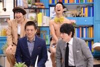 博多華丸・大吉と（後列左から）森三中・大島、アキラ100%。(c)中京テレビ