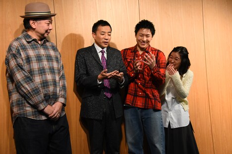 カメラマンにポーズを求められて困ってしまうナイツ塙(左から2人目)と小森隼(左から3人目)。