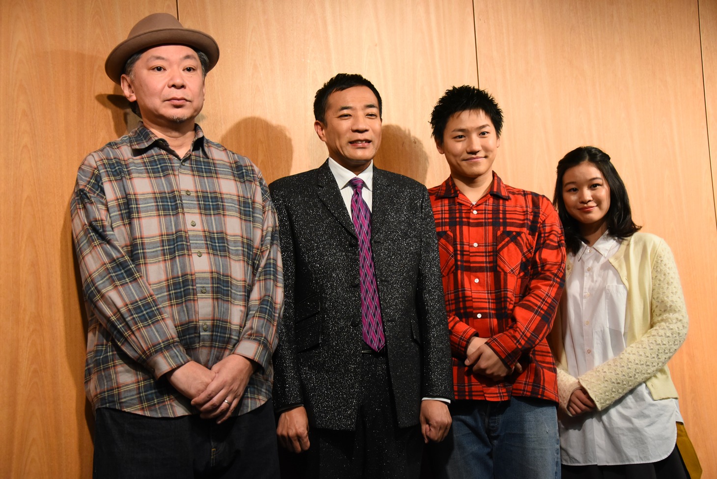 囲み取材に出席した（左から）鈴木おさむ、ナイツ塙、小森隼、森田想。