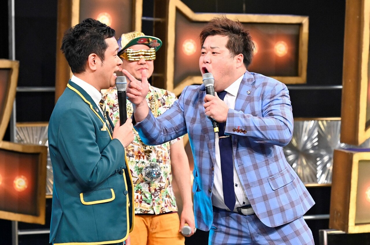 「有田ジェネレーション」でラップバトルを繰り広げるプラス・マイナス。後方はシオマリアッチ。(c)TBS