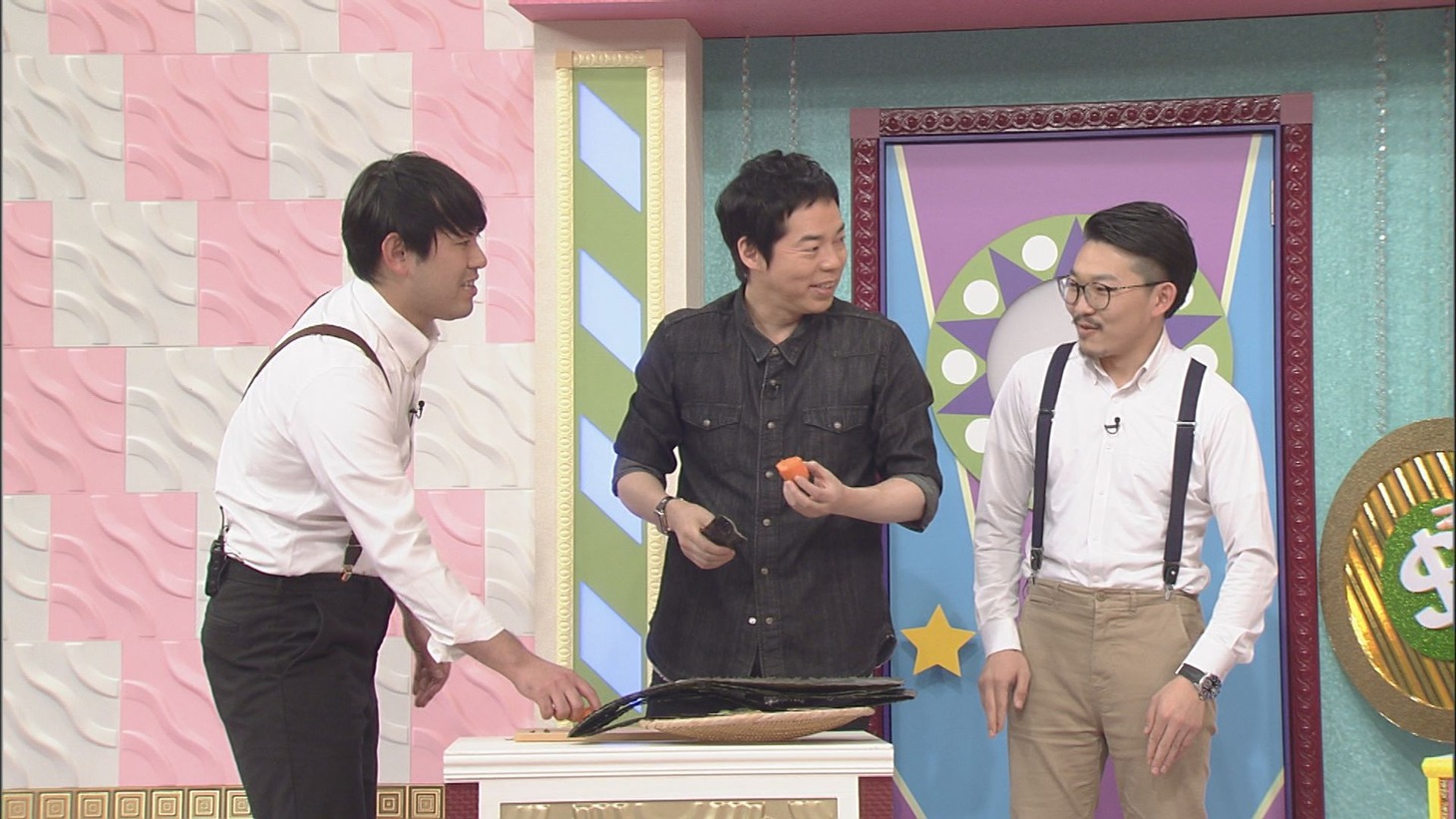 実家の極太昆布を持ち込むオズワルド畠中（左）と今田耕司、オズワルド伊藤（右）。(c)CBC