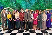 「裏顔女子の夜」MCのバナナマン設楽（中央）ら出演者たち。