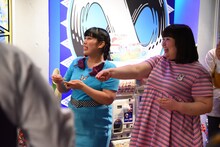 ステッカーを配りながら来場者を見送る3時のヒロインゆめっち（左）とかなで（右）。