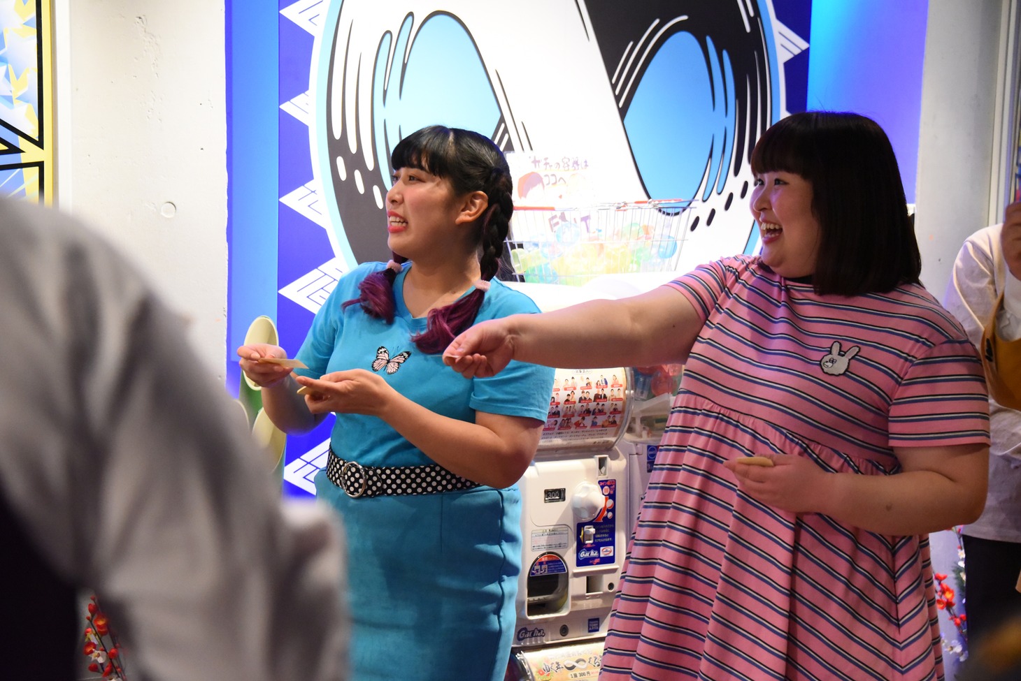 ステッカーを配りながら来場者を見送る3時のヒロインゆめっち（左）とかなで（右）。