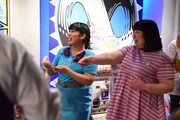 ステッカーを配りながら来場者を見送る3時のヒロインゆめっち(左)とかなで(右)。