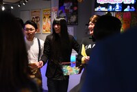 ガチャガチャの空カプセルを配る金属バット・友保。