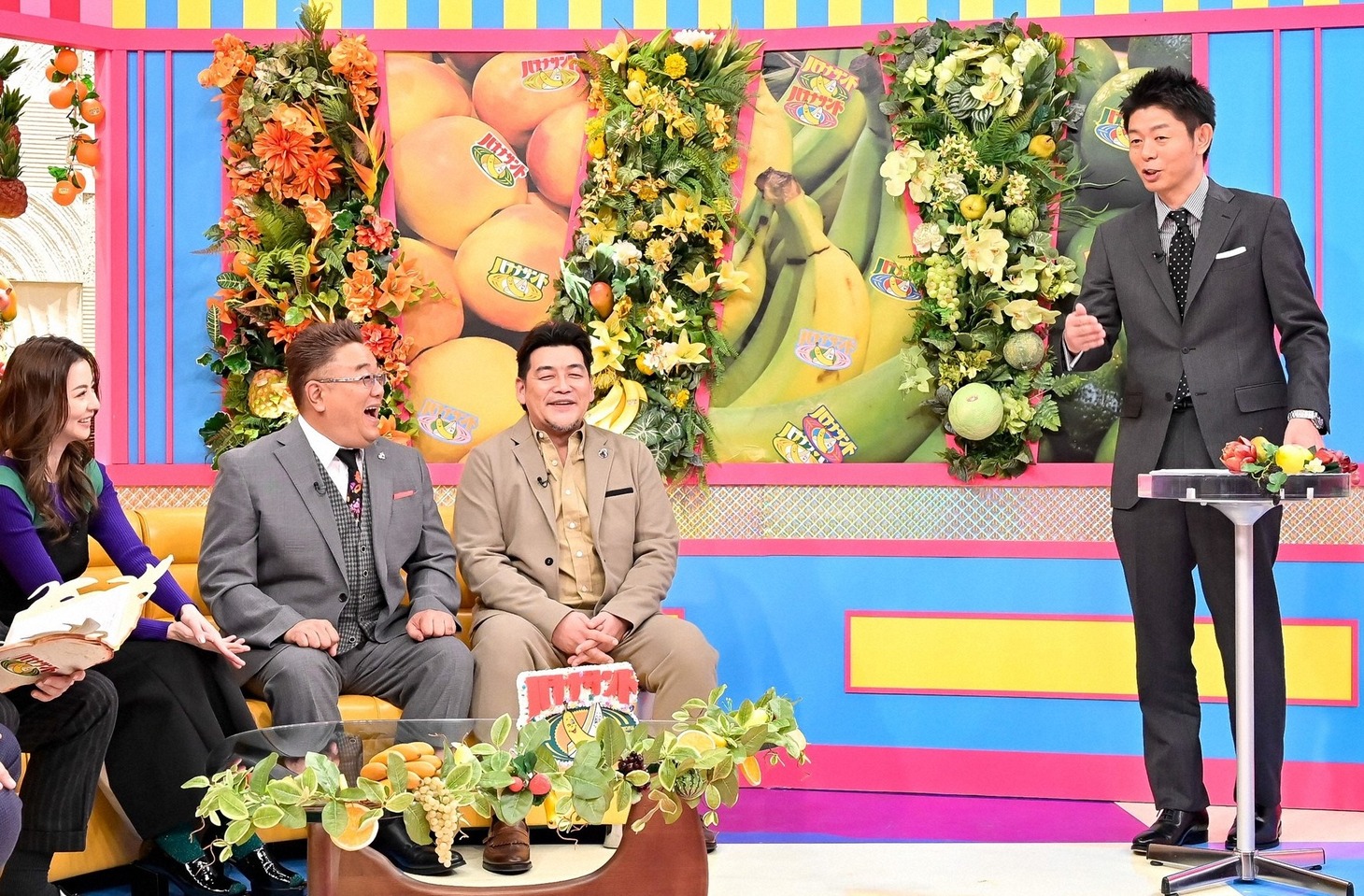 島田秀平（右端）の出演シーン。(c)TBS