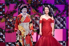 コラボレーションを披露する（左から）コウメ太夫、森谷真理。(c)TBS