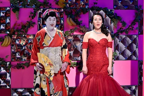 コラボレーションを披露する(左から)コウメ太夫、森谷真理。(c)TBS