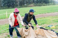 「おぎやはぎのハピキャン ～キャンプはじめてみました～」のワンシーン。(c)メ～テレ