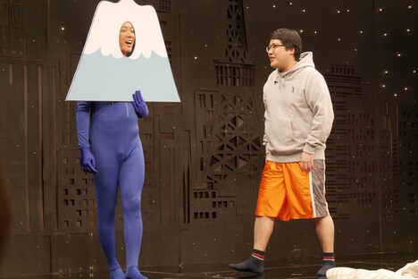 吉本興業チームのコントのワンシーン。(c)BSフジ