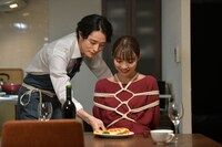 「来世ではちゃんとします」第1話より、縄で縛られながらオムライスを食べる桃江（内田理央）とSM好きのAくん（塩野瑛久）。