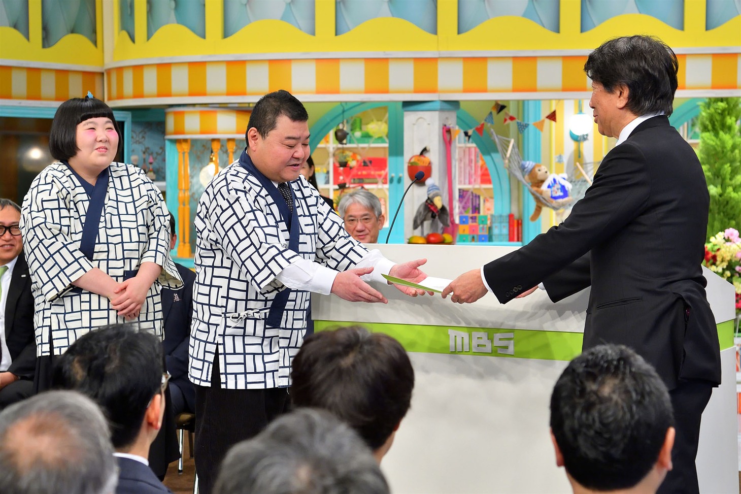 賞状を受け取る川畑泰史（中央）。(c)MBS