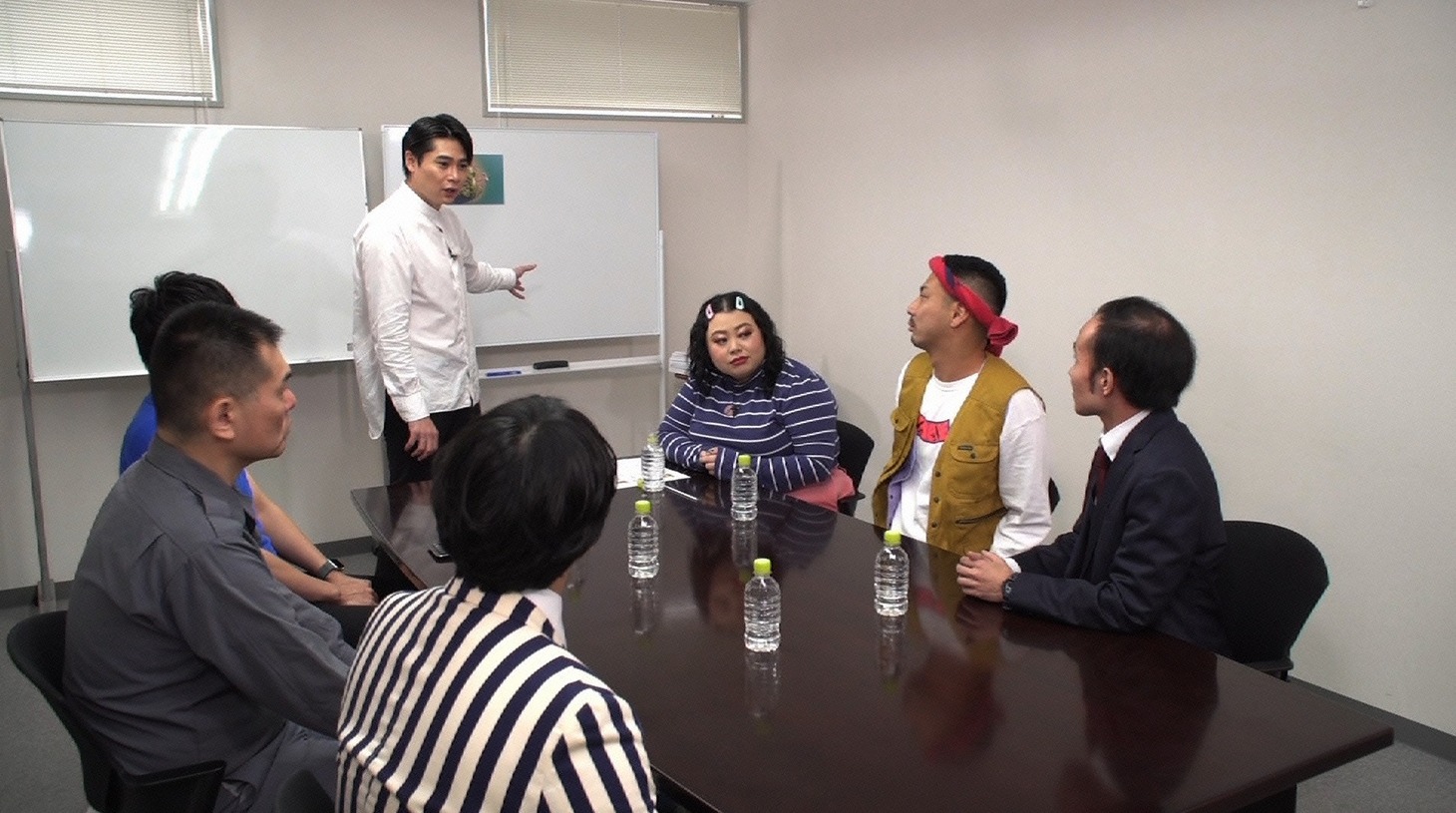 ミーティングを行う平成ノブシコブシ吉村たち。(c)NiB