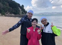 左から平成ノブシコブシ吉村、中島彩アナウンサー、はぎちゃん。(c)NiB