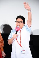 手を振りながら登場したミキ昴生。