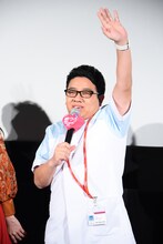 手を振りながら登場したミキ昴生。