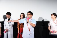 ミキ昴生が出席した「恋はつづくよどこまでも」の舞台挨拶の様子。