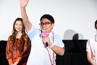 手を振りながら登場したミキ昴生。