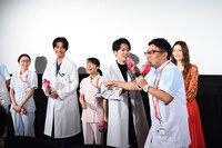 共演者のトークにツッコミを入れて盛り上げるミキ昴生。