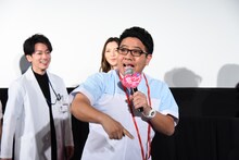 「これが佐藤健だ！」と観客を煽るミキ昴生。