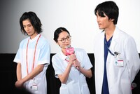 左から渡邊圭祐、堀田真由、毎熊克哉。