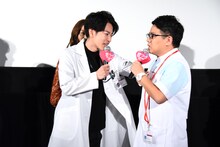 「真実はここにあんだろ？」と佐藤健（左）に迫られるミキ昴生（右）。