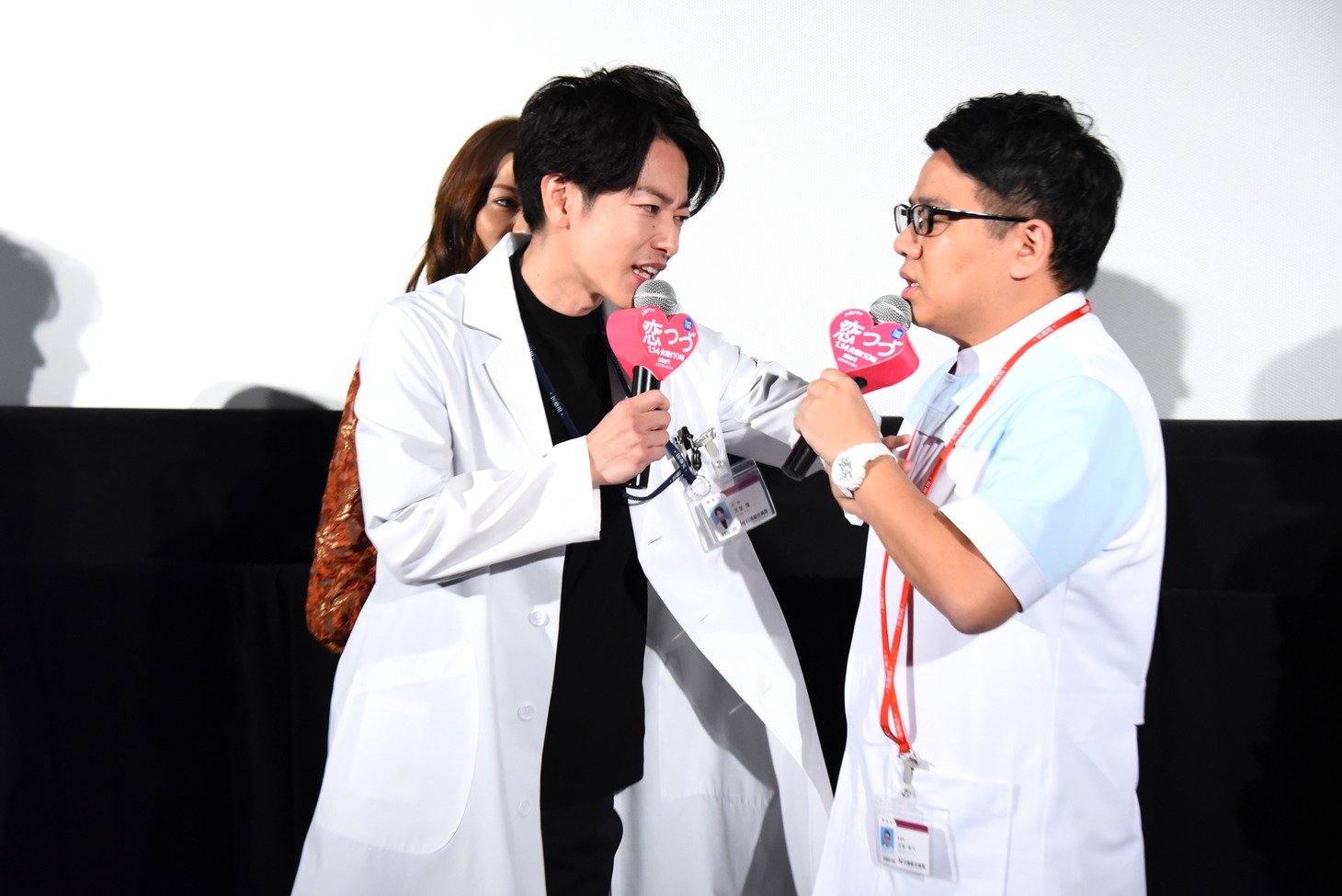 「真実はここにあんだろ？」と佐藤健（左）に迫られるミキ昴生（右）。