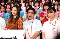 フォトセッションで笑顔を求められ、口を開けるミキ昴生（中央）。