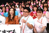 笑っていたつもりが「笑顔で！」と注意されてしまうミキ昴生（中央）。