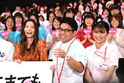 笑っていたつもりが「笑顔で!」と注意されてしまうミキ昴生(中央)。