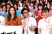 左から香里奈、ミキ昴生、吉川愛。