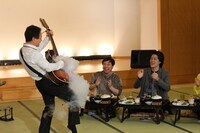 「冒険発掘バラエティ 霜降り明星のあてみなげ」のワンシーン。(c)静岡朝日テレビ