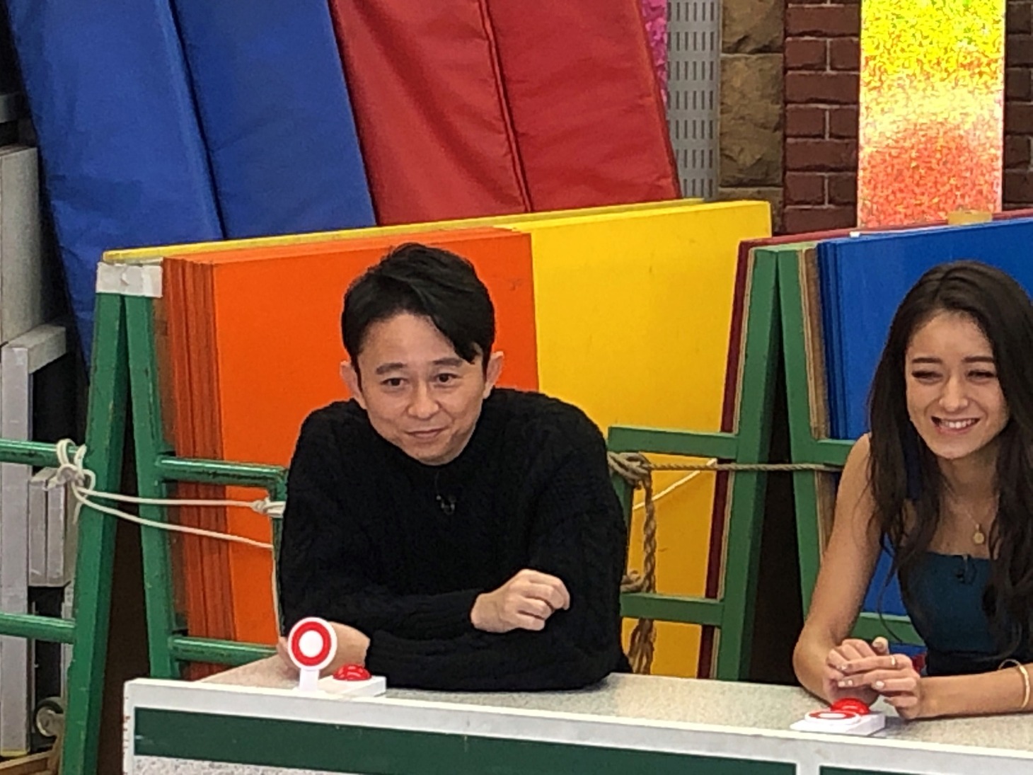（左から）有吉弘行と池田美優。(c)テレビ朝日