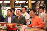 （前列左から）ミルクボーイ、ナインティナイン岡村、（後列左から）すゑひろがりず三島、インディアンス。(c)関西テレビ