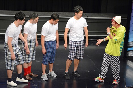 衣装に文句を言う泥水すすり隊のメンバー。