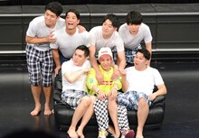 泥水すすり隊に囲まれるEXIT兼近。