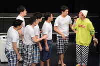 アルバイトを退職させられることになり、うろたえる泥水すすり隊のメンバー。