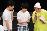 バイト先に電話をかけるまんぷくユナイテッド松下（中央）。