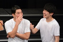 バイト先の上司の非情な返答にショックを受けるブラゴーリ塚田（左）。