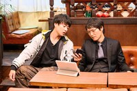 （左から）大東駿介、千原ジュニア。(c)関西テレビ