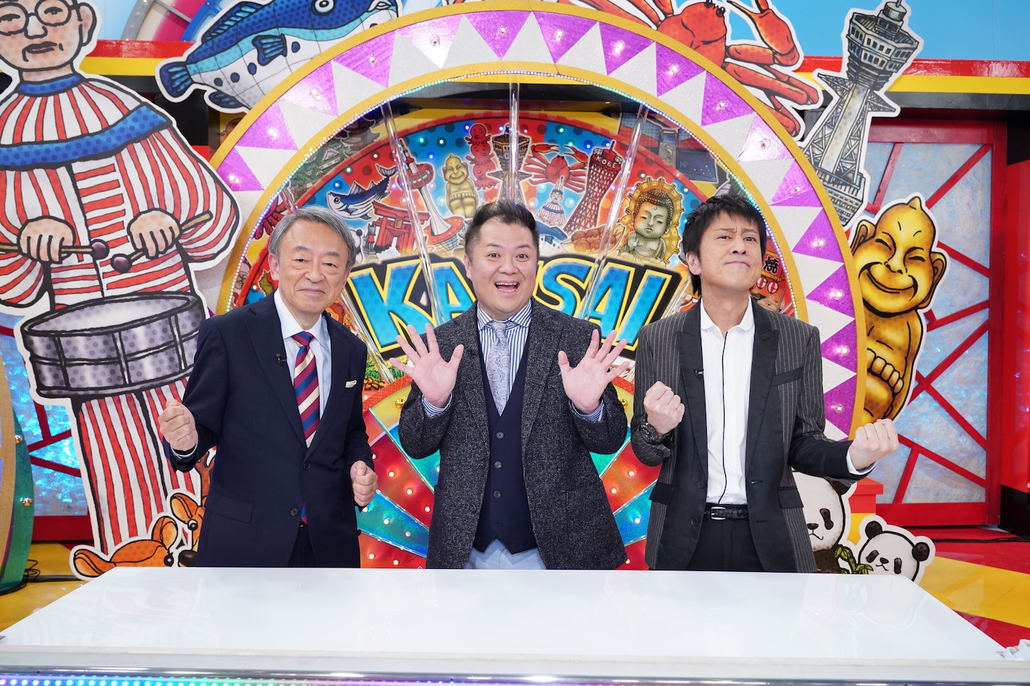 （左から）池上彰とブラックマヨネーズ。(c)関西テレビ