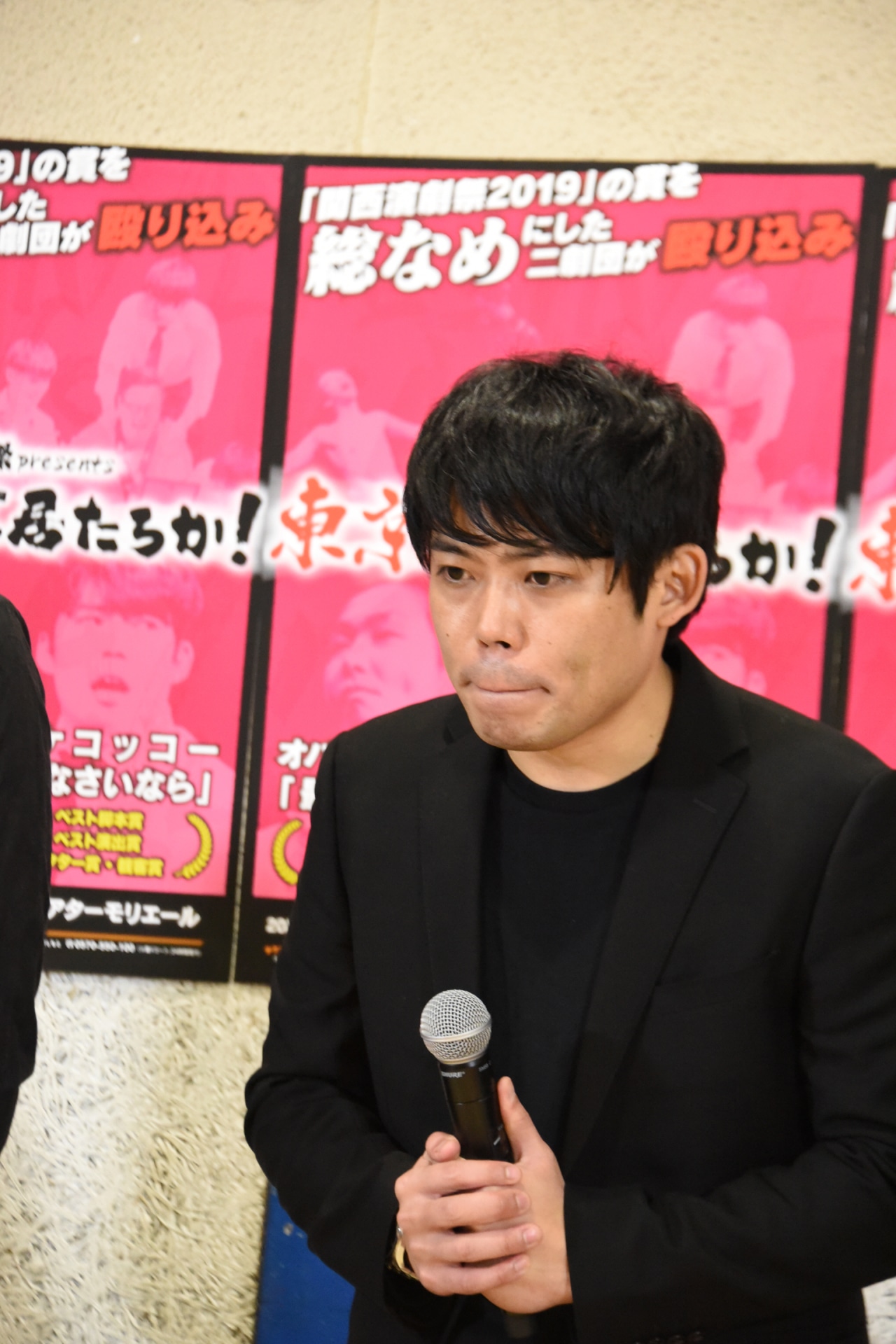 会見に出席した令和喜多みな実・野村。