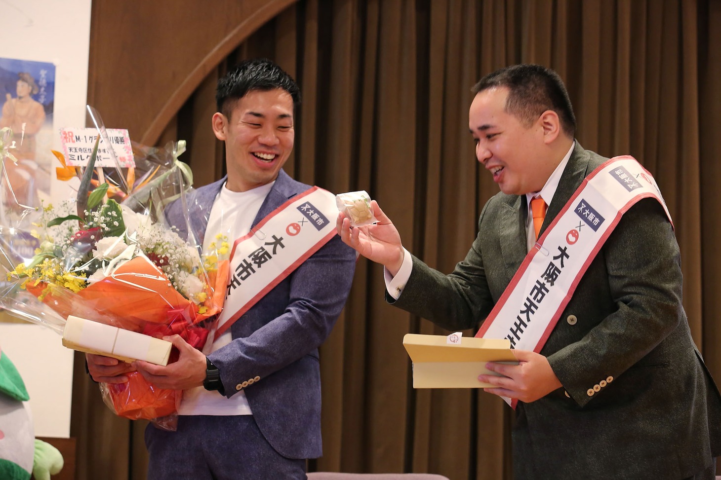「いただきましたー。こんなんなんぼあってもいいですからね！」と内海（右）。