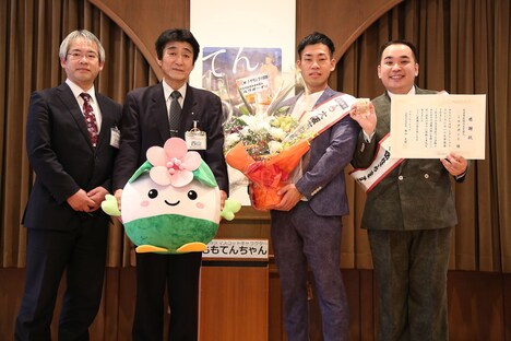 天王寺区役所を表敬訪問したミルクボーイ。