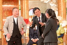 「さんま・玉緒のお年玉！あんたの夢をかなえたろかSP2020」に出演する（左から）出川哲朗、明石家さんまと、出川のことが好きな女子高生。(c)TBS